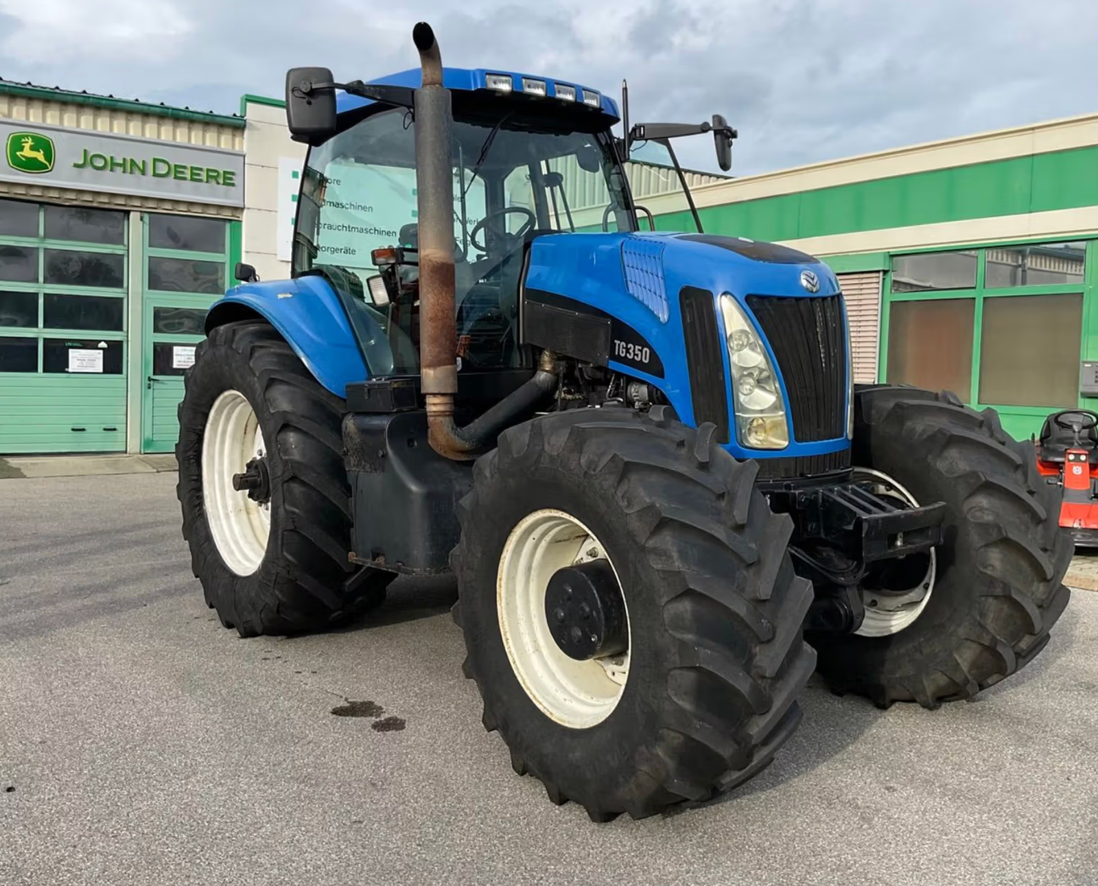 New Holland TG285