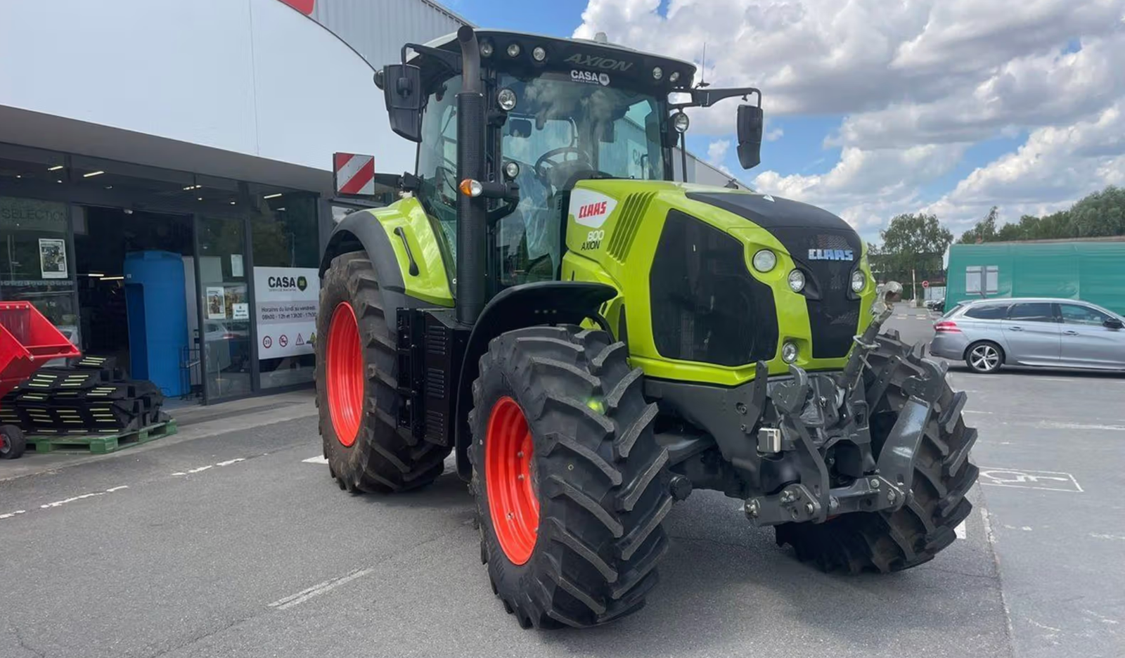 Claas Axion 800 tractor